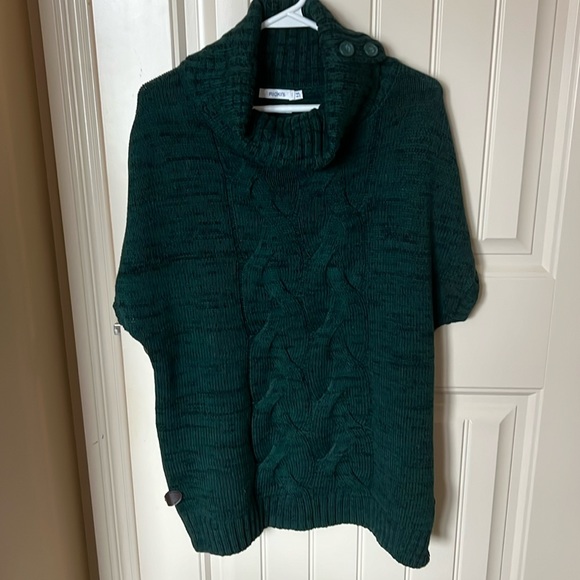 Ricki’s Poncho - rich green color - Picture 1 of 6